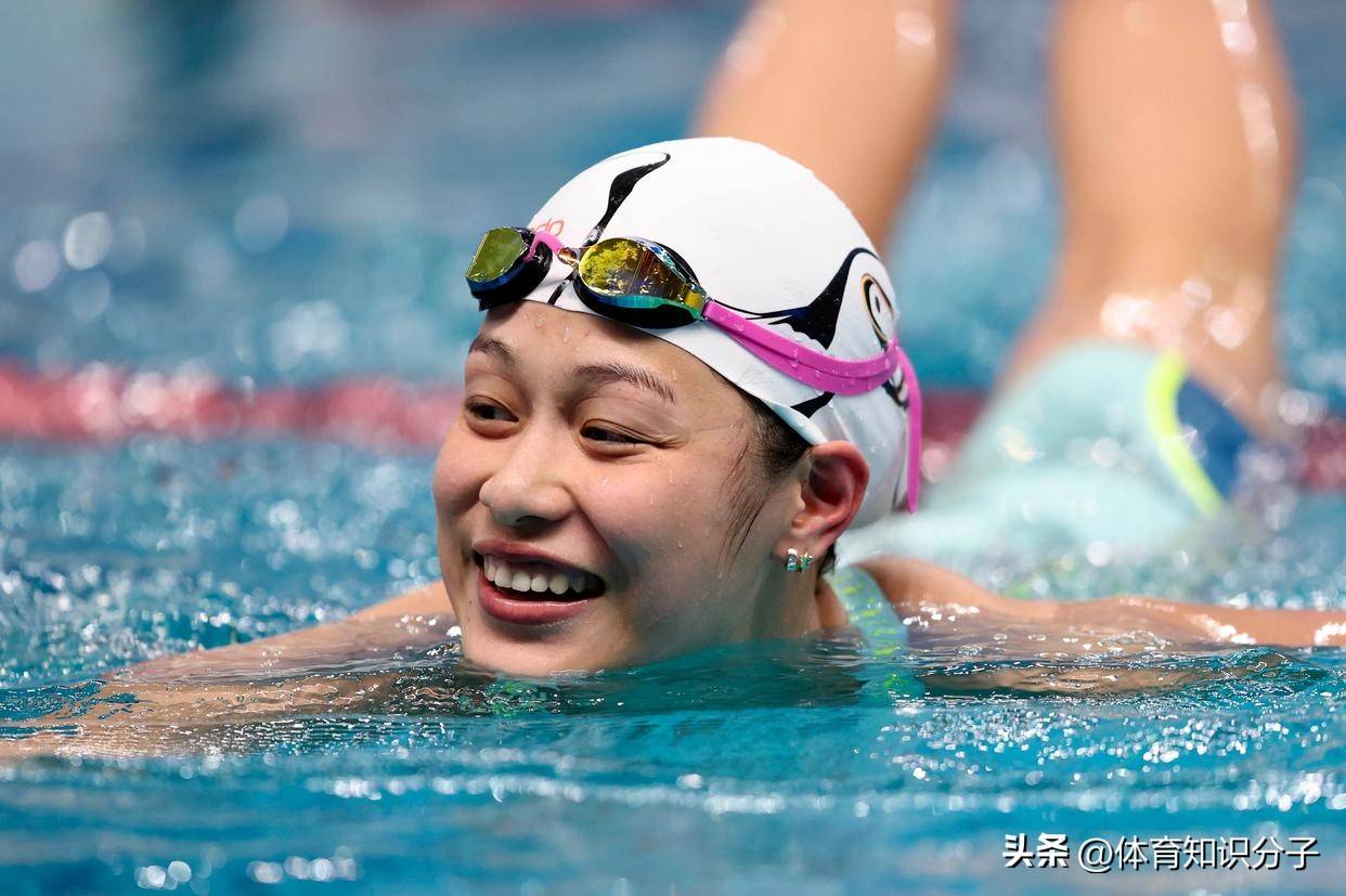 三亿体育平台-游泳比赛女选手崭露头角，谁能压倒众人的简单介绍