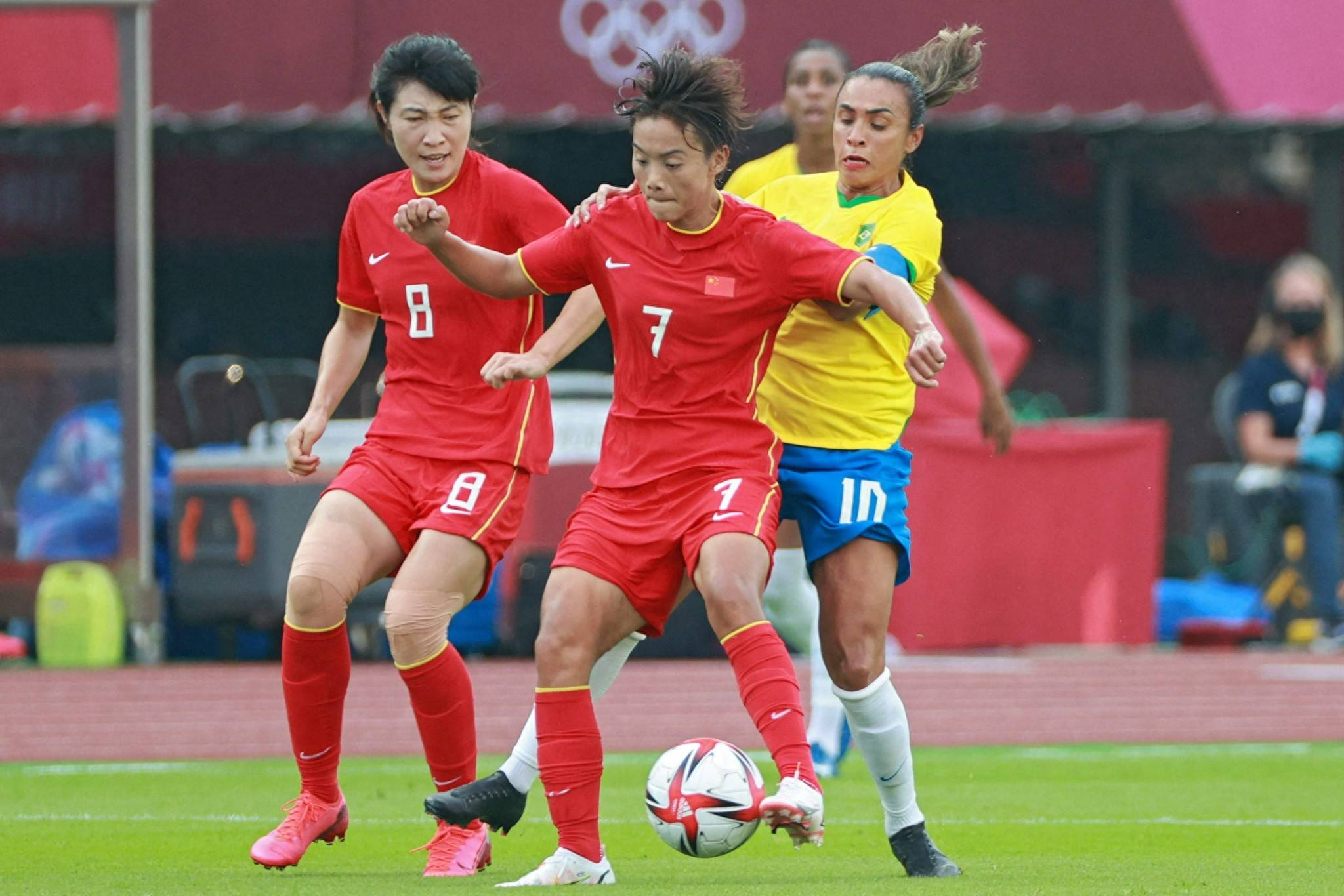 包含英勇无畏：女足比赛球员顶住压力的词条