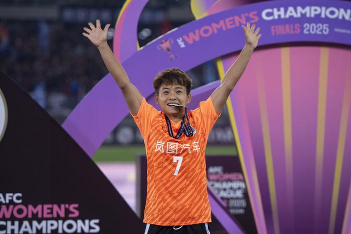 包含英勇无畏：女足比赛球员顶住压力的词条