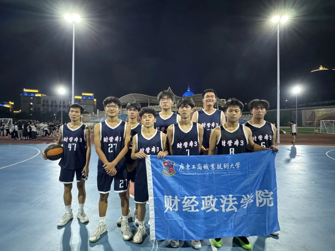 紧凑节奏！比赛中双方你来我往(比赛双方精神抖擞什么观众们也什么地猜测着比赛的结果)