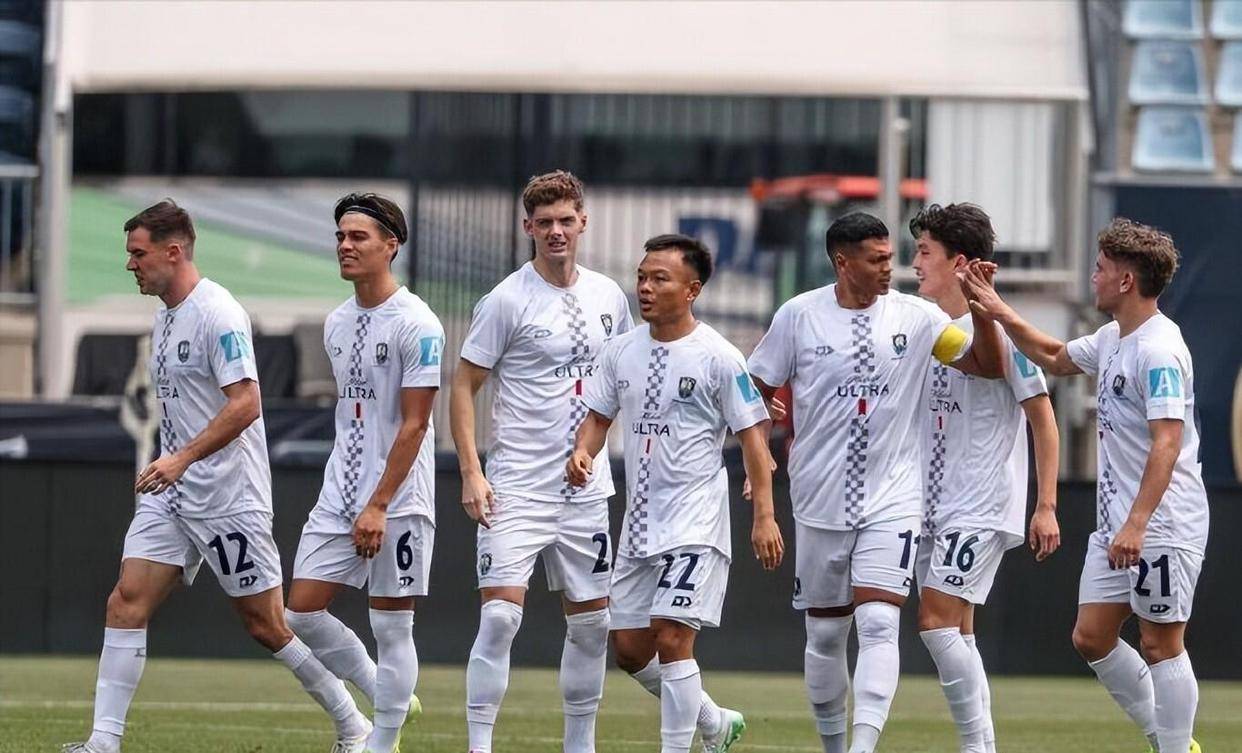35岁中国名将闪耀世俱杯！角球直接轰门惊吓拜仁门神，与穆勒热聊的简单介绍