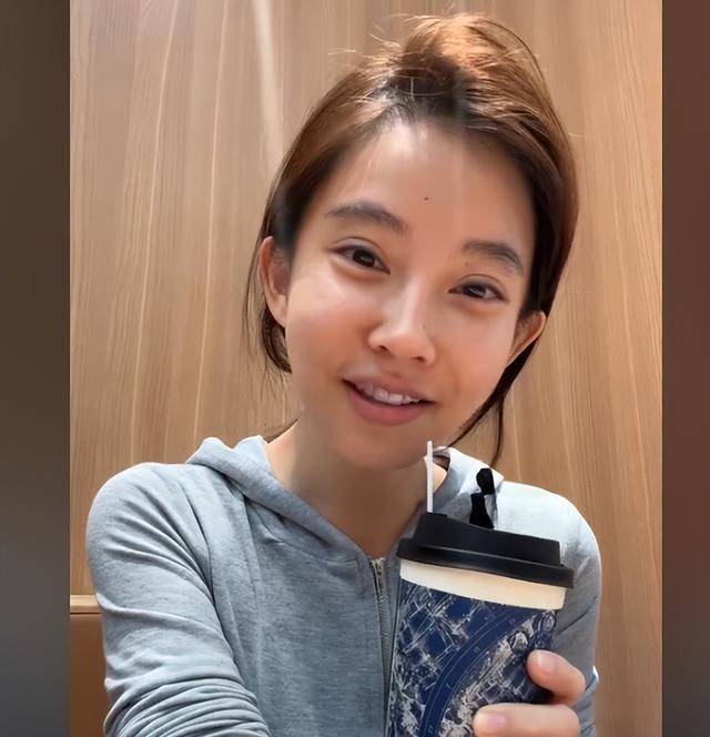 关于冯提莫素颜逛街被抓拍，又老又黑秒变大妈，网友：美颜太强大了的信息